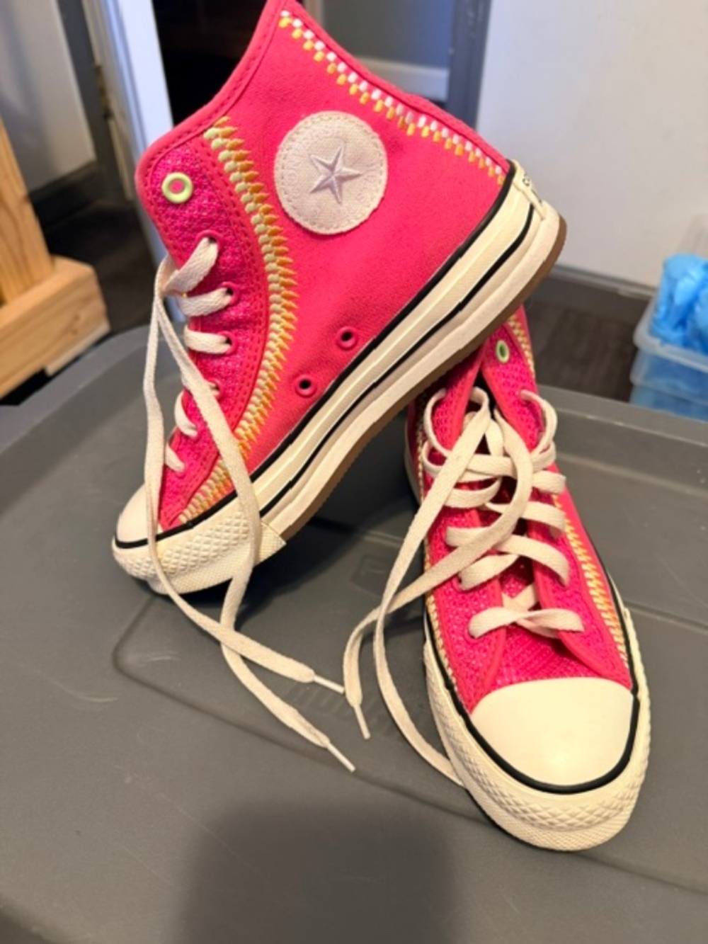 Converse hot pink hightop sneakers